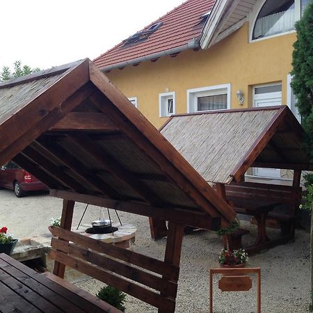 Pápa Viola Vendeghaz Bed & Breakfast エクステリア 写真