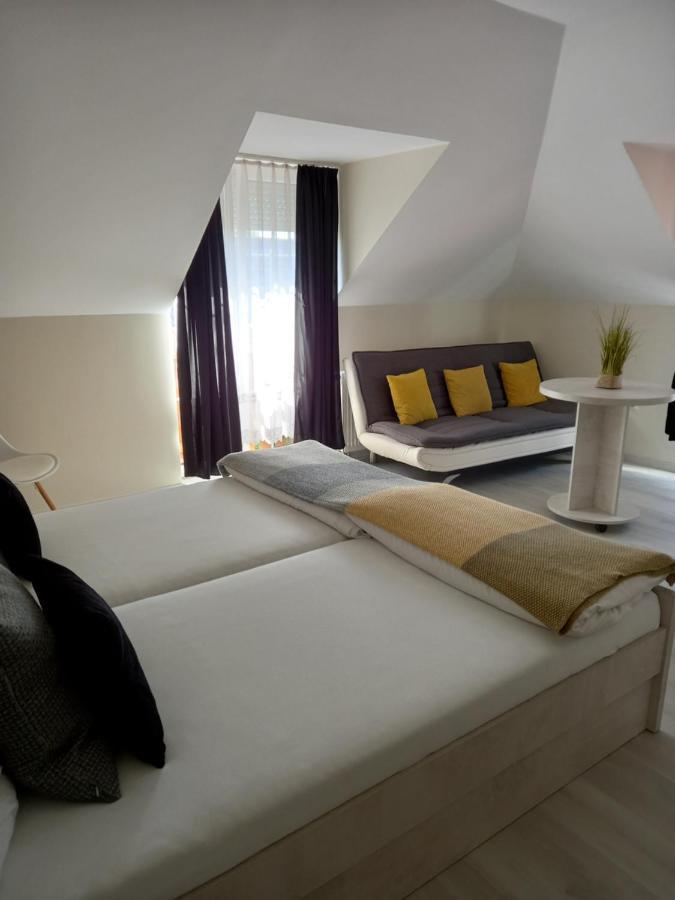 Pápa Viola Vendeghaz Bed & Breakfast エクステリア 写真