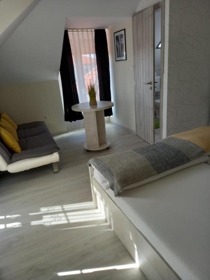 Pápa Viola Vendeghaz Bed & Breakfast エクステリア 写真